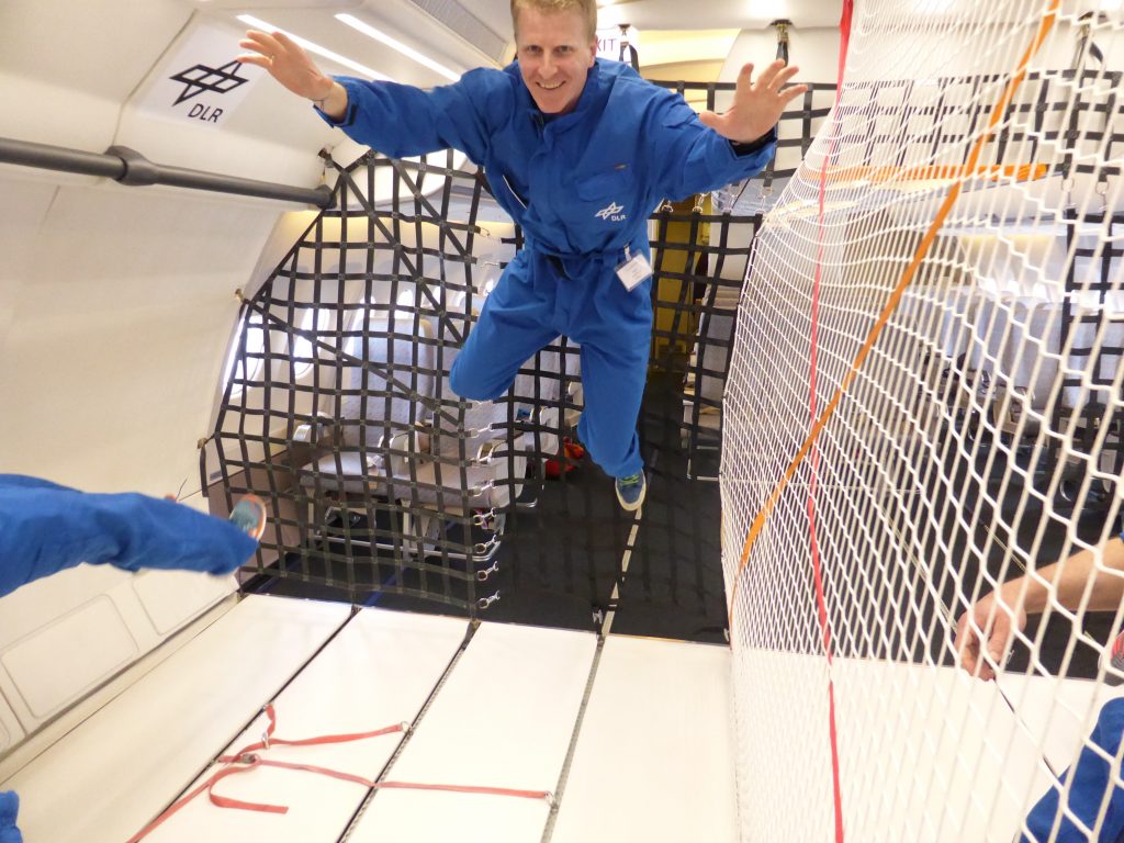 Reporter Jens Krepela schwebt in Schwerelosigkeit während eines Parabelfluges